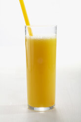 Glas Orangensaft mit Strohhalm auf weißem Hintergrund - CHKF01050