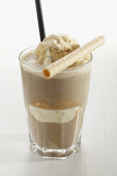 Glas Eiskaffee mit Eiscreme und Waffel auf weißem Hintergrund - CHKF01047