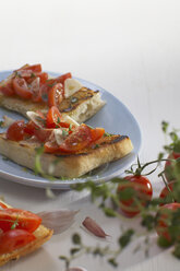 Ciabatta-Brot mit Tomaten- und Zwiebelscheiben im Teller. - CHKF01042