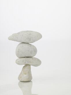Stapel von Steinen auf weißem Hintergrund, Nahaufnahme - AKF00206
