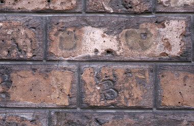 Deutschland, Hamburg, Hintergrund einer alten Backsteinmauer - THF01104