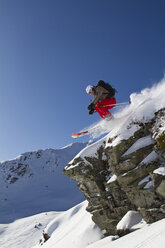 Österreich, Tirol, Kitzbühel, Frau beim Skifahren am Berg - FFF01115