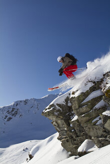 Österreich, Tirol, Kitzbühel, Frau beim Skifahren am Berg - FFF01115