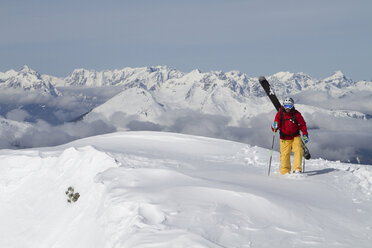 Österreich, Tirol, Gerlos, Mann beim Skifahren auf verschneitem Berg - FFF01114