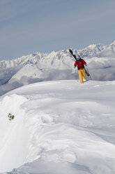 Österreich, Tirol, Gerlos, Mann beim Skifahren auf verschneitem Berg - FFF01113