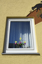 Deutschland, München, Fenster mit Blumenvase - MBF00964