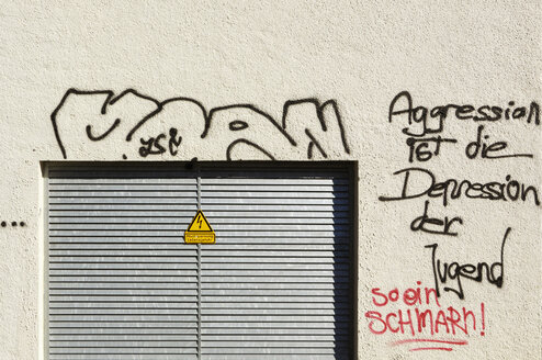 Deutschland, München, Stromversorgungsgebäude mit Graffiti - MBF00963
