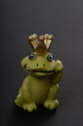 Miniatur-Frosch mit Krone auf schwarzem Hintergrund - AWDF00519