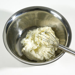 Käse in Schüssel mit Schneebesen auf weißem Hintergrund - SRSF00001