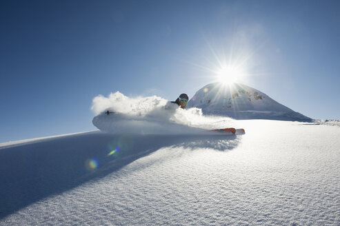 Österreich, Mann beim Skifahren am Arlberg - MIRF00061