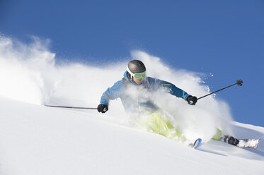 Österreich, Mann beim Skifahren am Arlberg - MIRF00058