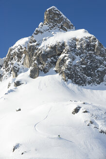 Österreich, Mann beim Skifahren am Arlberg - MIRF00057