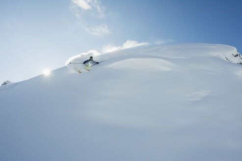 Österreich, Mann beim Skifahren auf dem schneebedeckten Arlberg - MIRF00053