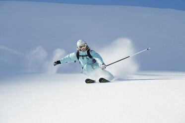 Österreich, Frau beim Skifahren am Arlberg, lächelnd - MIRF00051