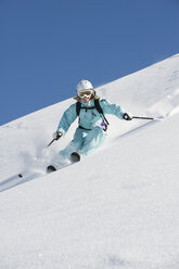 Österreich, Frau beim Skifahren am Arlberg, lächelnd - MIRF00050