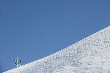 Österreich, Frau wandert auf dem Arlberg - MIRF00049