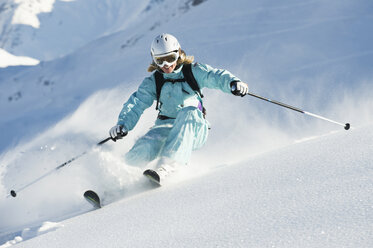 Österreich, Frau beim Skifahren am Arlberg, lächelnd - MIRF00046