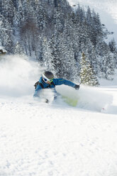 Deutschland, Mann beim Skifahren auf dem Herzogstand - MIRF00043