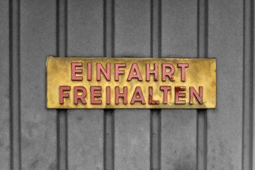 Austria, Vienna, Text einfahrt freihalten on board - WVF00012