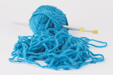 Blaue Strickwolle und Stricknadeln auf weißem Hintergrund - GWF01134