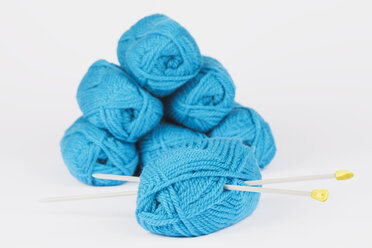 Blaue Strickwolle und Stricknadeln auf weißem Hintergrund - GWF01129