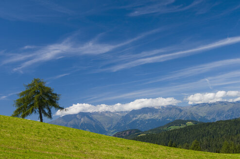 Italien, Südtirol, Blick auf einen Berg mit Dolomitenalpen im Hintergrund - SMF00624