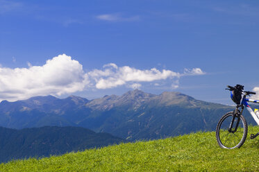 Italien, Südtirol, Jenesien, Fahrrad auf Berg mit Bergketten im Hintergrund - SMF00621