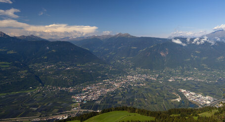 Italien, Südtirol, Meran, Stadtansicht von oben mit Bergen im Hintergrund - SMF00619