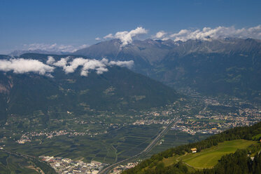 Italien, Südtirol, Meran, Stadtansicht von oben mit Bergen im Hintergrund - SMF00617