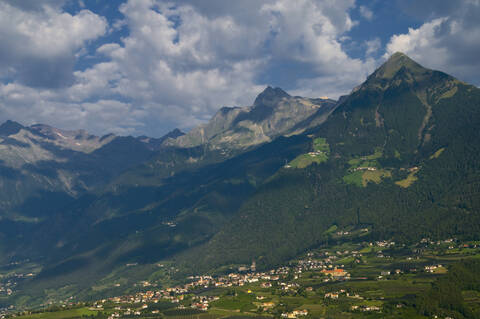 Italien, Südtirol, Meran, Stadtansicht von oben mit Bergen im Hintergrund, lizenzfreies Stockfoto