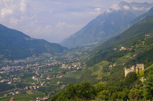 Italien, Südtirol, Vinschgau, Blick auf die Stadt mit den Bergen im Hintergrund - SMF00608