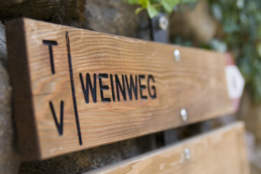 Italy, South Tyrol, Text Weinweg on wood with arrow sign, close up - SMF00597