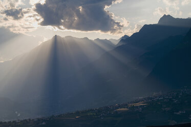 Italien, Südtirol, Meran, Sonnenlicht fällt auf Bergketten - SMF00591