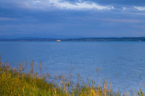 Deutschland, Bodensee, Morgenblick auf den See - SMF00590