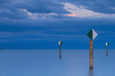 Deutschland, Immenstaad, Bodensee, Blick auf den See mit Masten - SMF00586