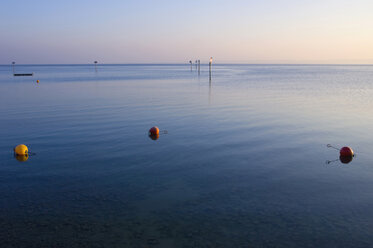 Deutschland, Immenstaad, Bodensee, Boje im See in der Abenddämmerung - SMF00583