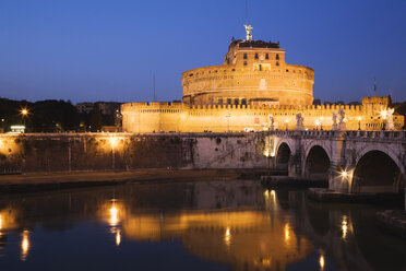 Italien, Rom, Blick auf die Burg Sant Angelo mit Brücke und Fluss bei Nacht - GWF01157