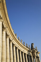 Italien, Rom, St. Peter's Basilika mit Säulenreihen - GWF01155