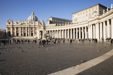 Italien, Rom, Vatikan, Blick auf die Petersbasilika mit Tourist - GWF01153