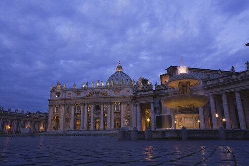 Italien, Rom, Vatikan, Blick auf die Petersbasilika mit Springbrunnen - GWF01149