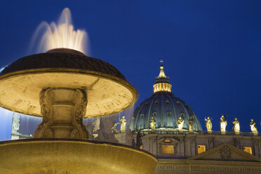 Italien, Rom, Vatikan, Nahaufnahme eines Brunnens mit dem Petersdom im Hintergrund - GWF01146