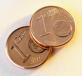 Ein-Euro-Münzen auf weißem Hintergrund - SRSF00090