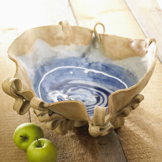 Pottery bowl with granny smith apples - SRSF00085