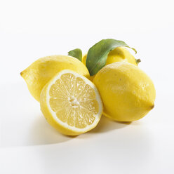 Zitronen vor weißem Hintergrund, Nahaufnahme - SRSF00067