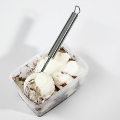 Ice cream with scooper in container, close-up - SRSF00058