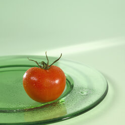 Nasse Tomate auf Teller, Nahaufnahme - SRSF00051