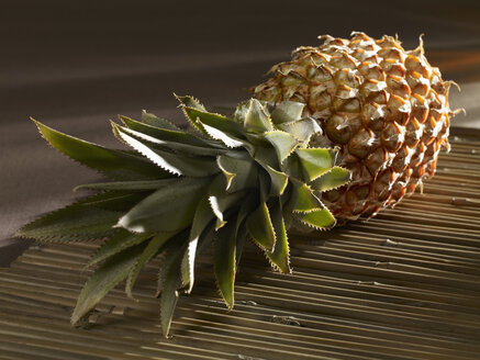 Pineapple on place mat, close-up - SRSF00033