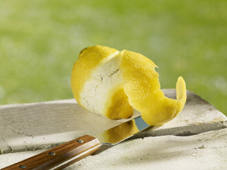 Geschälte Zitrone mit Messer, Nahaufnahme - SRSF00031