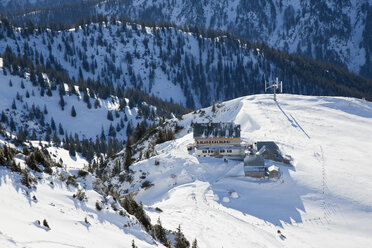 Deutschland, Bayern, Rottwand, Berghütte im Winter - FOF02124