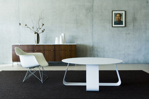 Schweiz, Wintertur, Designerstuhl und Designertisch im Wohnzimmer - HOEF00267